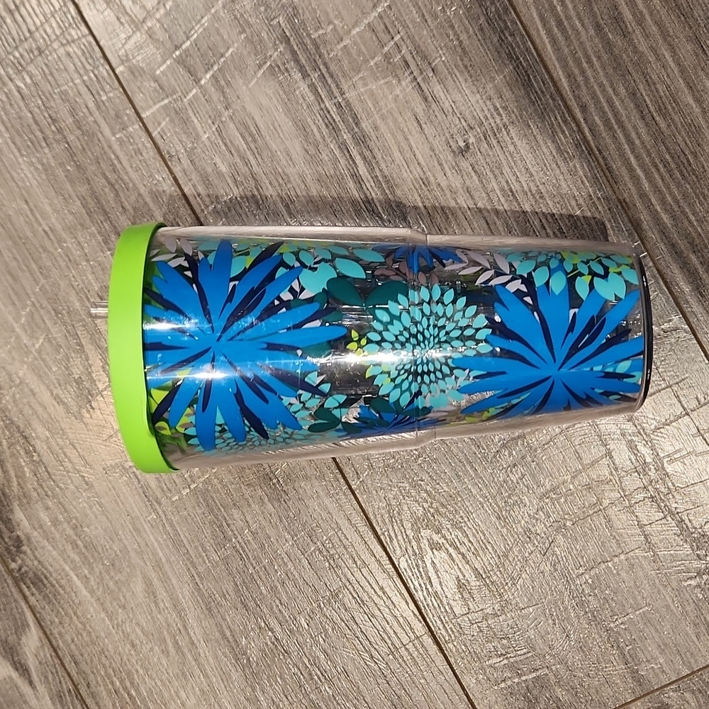 NWT Bed Bath and Beyond 24 oz Blue Mums Tumbler w/straw